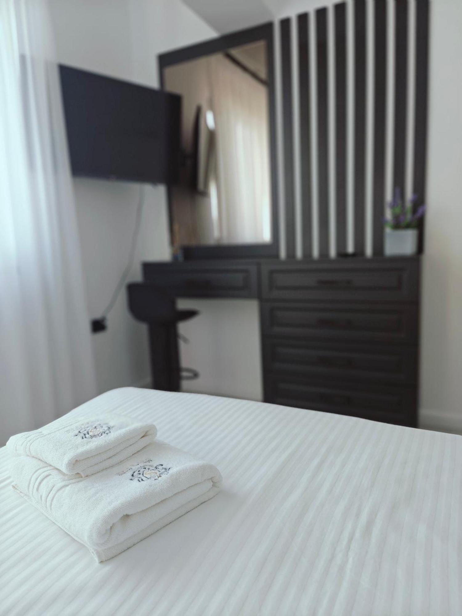 Mamaia Nord Vip Aparthotel Năvodari Exteriör bild